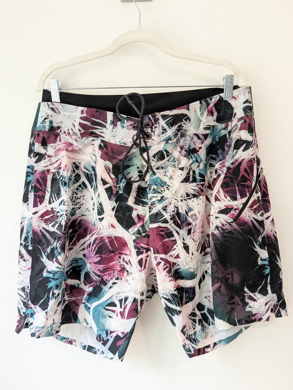 NEW Lululemon Thigh Tide Board Shorts In Palms From Below White Multi